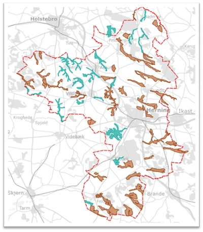 Kort: De brune optegninger udgør de 44 lavbundsprojekter, og de blå optegninger udgør de 18 vådområdeprojekter.
